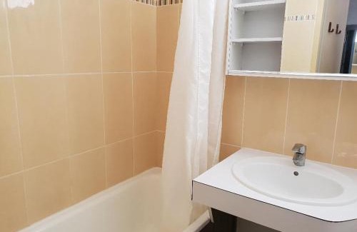 Les Menuires Apartment | Appartement cosy pour 4, pieds des pistes, Les Menuires, wifi, animaux ok - FR-1-574-42