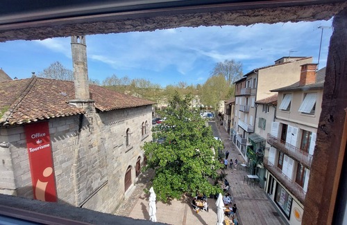 Figeac Apartment | Appartement Lumineux, vue Place Vival