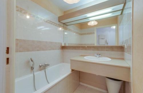 Frejus Plage Apartment | Appartement Studio Cabine à Fréjus, Piscine, Plage à 500m, Clim, Parking, Terrasse, 4 Couchages - FR-1-226A-110