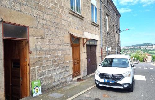 Saint-Genest-Lerpt House | Appartement T2 avec terrasse, parking et wifi à St-Genest-Lerpt - FR-1-496-287