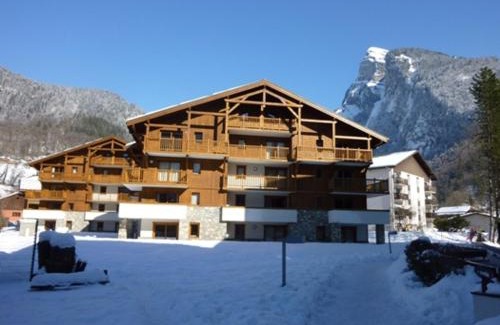 Samoens Apartment | Appartement T3 confortable avec balcon, centre village, proche ski-bus, animaux acceptés - FR-1-624-49