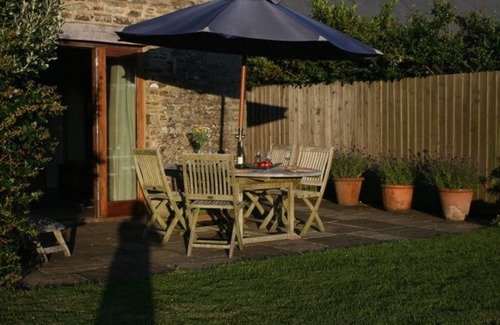 Salcombe House | Apple Barn - Sleeps 4 guests in two bedrooms with one bathroom.