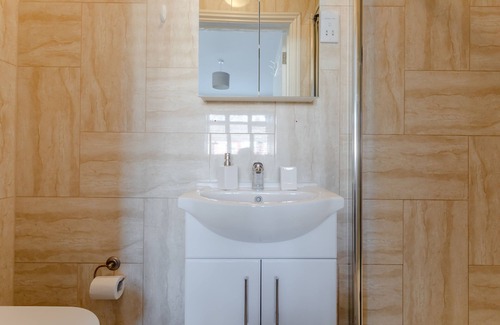 Queensbury House | Apple House Wembley -Double Ensuite
