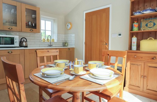 Low Catton Cottage | APPLE TREE COTTAGE, family friendly, with a garden in York