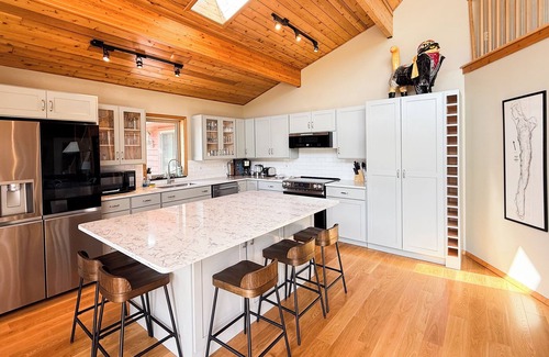 Cooperstown House | Apple Tree Pond- 13 Private Acres, Huge Swimming/Boating Pond, Sleeps 10