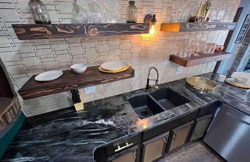 Appleton Apartment | Appleton Speakeasy for VIP w/garage/laundry
