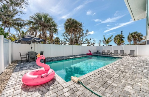 Fort Myers Beach Apartment | Approx.720 ft to Beach, Pool, Walk to restaurants, Beach Gear, Full Kit, WD, BBQ