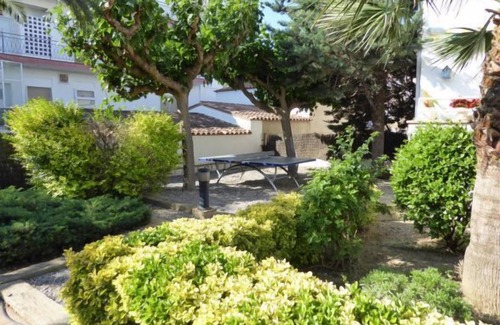 Llanca Apartment | appt 6 pers with swimming pool, beach at 200m, port at 400m and shops at 300m
