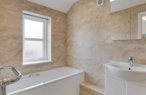 Horton House | Apricot Cottage in the beautiful Swansea