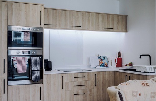 Trafford Apartment | Apt 2 Causeway · Modern & Spacious Flat in Town| Pass the Keys