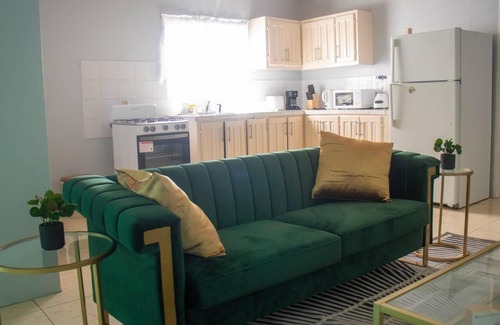 Potters Village Apartment | Apt 2 Stylish 2 bed Cosy and Comfortable