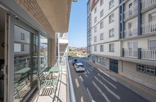 Duinbergen Apartment | Apt by Duinbergen Beach
