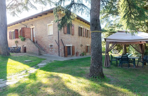 Castiglione del Lago Apartment | Apt Cedro in period farmhouse with large park and beautiful shared swimming pool