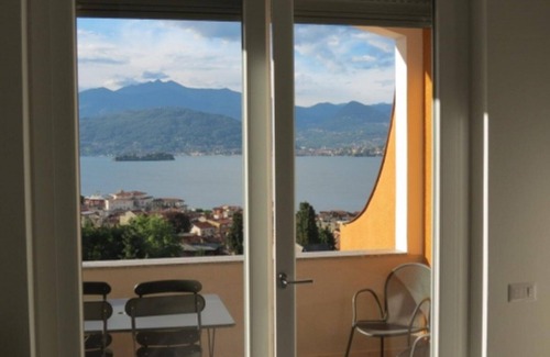 Stresa Apartment | Apt near centre Stresa + balcony, WiFi, air/con and wonderful view over the lake