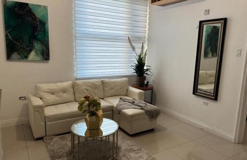 Kingston Apartment | Apt Near Devon - Kingston- POOL- B306 FIWI