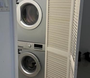 Kingston Apartment | Apt Near Devon - Kingston- POOL- B306 FIWI