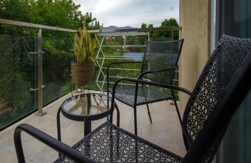 Kingston Apartment | Apt Near Devon - Kingston- POOL- B306 FIWI