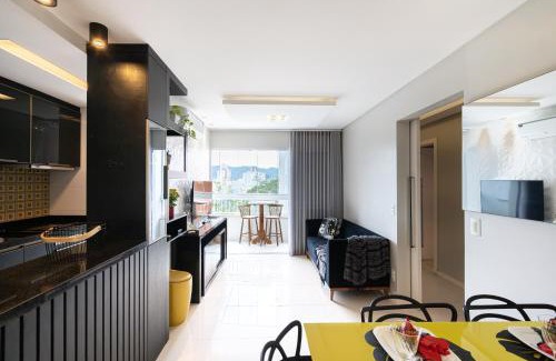 Garcia Apartment | Apto a 10 min da Vila Germânica, dois quartos, salas de estar e jantar, cozinha completa, sacada com churrasqueira, Wi-Fi, Piscina, academia, mercadinho 24 horas e Vaga de garagem