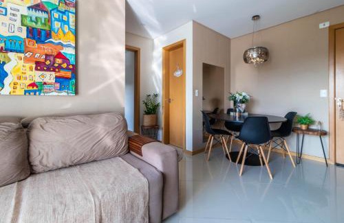 Garcia Apartment | Apto a 10 min da Vila Germânica, dois quartos, salas de estar e jantar, cozinha completa, sacada com churrasqueira, Wi-Fi, Piscina, academia, mercadinho 24 horas e Vaga de garagem