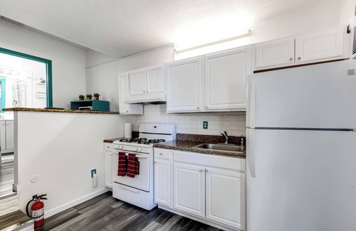 Royal Poinciana Bed & Breakfast | Aqua Breeze Retreat with Free Parking