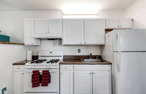 Royal Poinciana Bed & Breakfast | Aqua Breeze Retreat with Free Parking