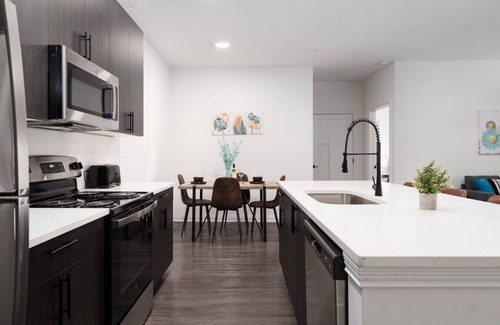 Whitestown Apartment | Aqua Oasis Spacious 2BR 2BA King Beds Pond WFHGym