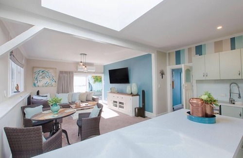 Oamaru House | Aqua on Reed - Sensational views of town and sea