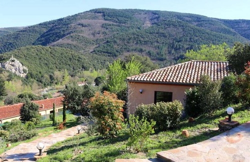 Premian House | ARAMON: 5-bed gîte 75 m2 landscaped garden 4000m2 in Regional Park
