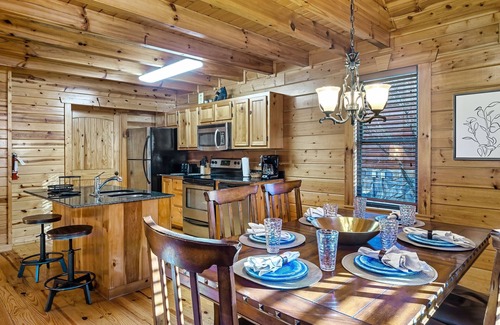 White Oak Lodge Cabin | Arcade, Pool Table, Hot Tub, WiFi, Wheelchair Accessible in Smoky Mountains