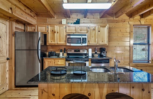 White Oak Lodge Cabin | Arcade, Pool Table, Hot Tub, WiFi, Wheelchair Accessible in Smoky Mountains