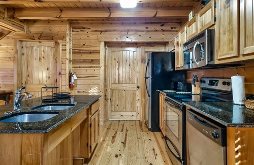White Oak Lodge Cabin | Arcade, Pool Table, Hot Tub, WiFi, Wheelchair Accessible in Smoky Mountains