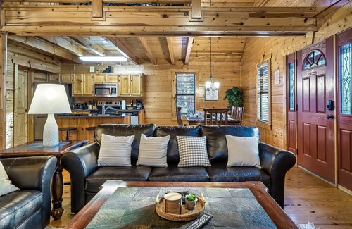 White Oak Lodge Cabin | Arcade, Pool Table, Hot Tub, WiFi, Wheelchair Accessible in Smoky Mountains