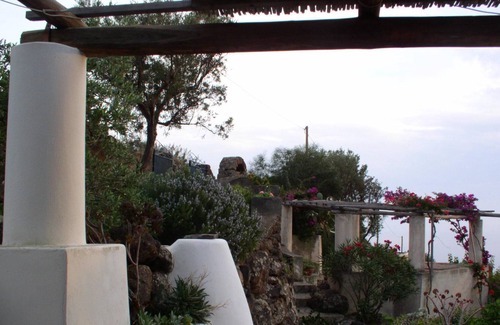 Filicudi Porto House | ARCHETTO 2 A ROMANTIC NEST BETWEEN BLUE AND GREEN