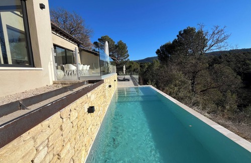 Malemort-du-Comtat Villa | Architect-designed villa Le Panda Blanc. Nature and absolute calm. At the gateway to the Luberon