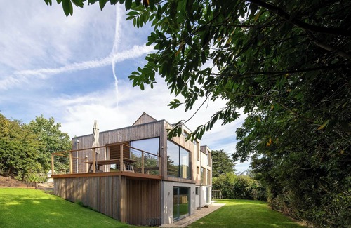 Mount Hawke Villa | Architect's Treetop Retreat Near Beaches, 5 Bed, Infrared Sauna, Cinema & More