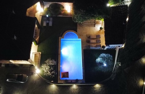 Cavaillon Villa | Architect's villa in Luberon pine forest 10 pers