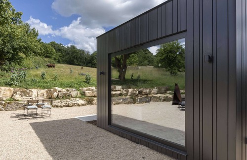 Whittington Cabin | Architectural gem on an acclaimed cotswold farm /1