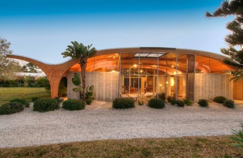 Venice House | Architectural icon by Architect Victor A. Lundy. Prime location near beach.