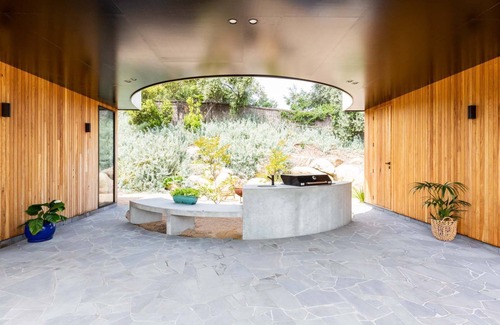 Portsea House | Architectural masterpiece, luxurious pool and entertaining area (sleeps 8)