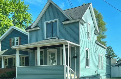 Grand Rapids House | Arianna's Modern Makeover [5 Beds 2 Baths]