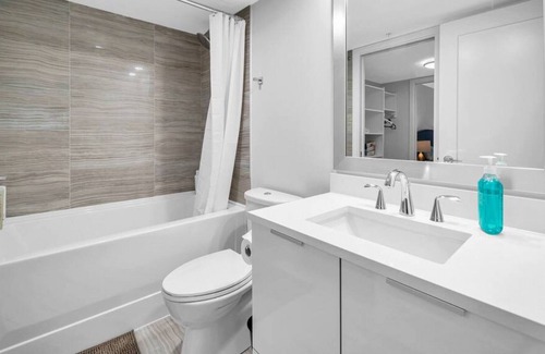 Golden Village Apartment | ARIES PALACE - LUXURY 2 BEDROOM SUITE w AC&Parking