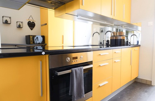 Mattenhof-Weissenbuhl Apartment | Armotti Friedheim 1 Bedroom + Guest Bedroom/Office