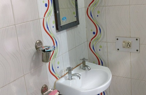 DLF City Apartment | Arora House 1RK Peaceful Environment Near Cyber City and Metro Station