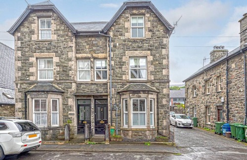 Dolgellau House | Arran Villas · Character Townhouse in Town Centre & Superb Views