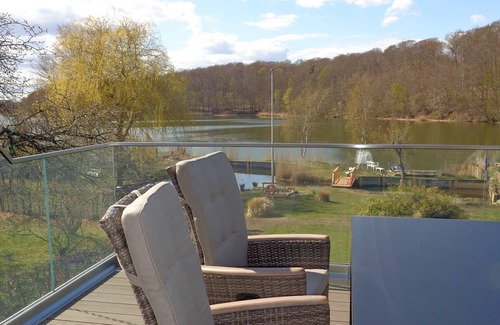 Lindaunis House | Arrive - take a deep breath. Apartment with view of the Noor, private garden, lake access