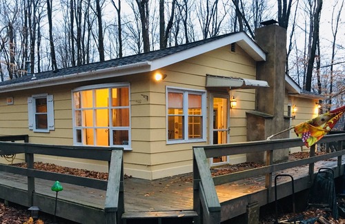Pocono Lake Cottage | Arrowhead Lake Poconos Cottage, steps from beach & private great room suite