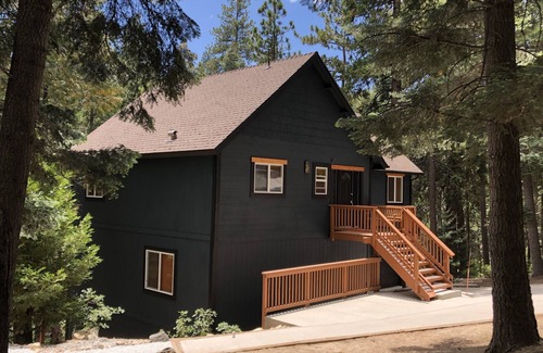 Blue Jay House | Arrowhead Lodge - 5 min walk to lake, jacuzzi tubs and AC!
