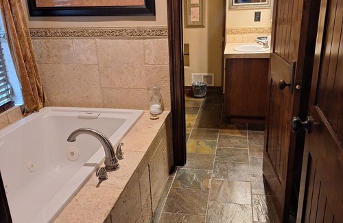 Doubleheader Bed & Breakfast | Arrowhead Manor B&B close to Red Rocks Amphitheater