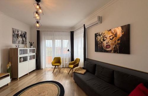 Pecs Apartment | Art-déco
