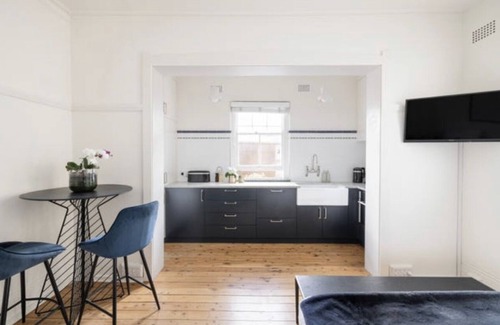 Darlinghurst Apartment | Art Deco studio close to Sydney City and local amenities